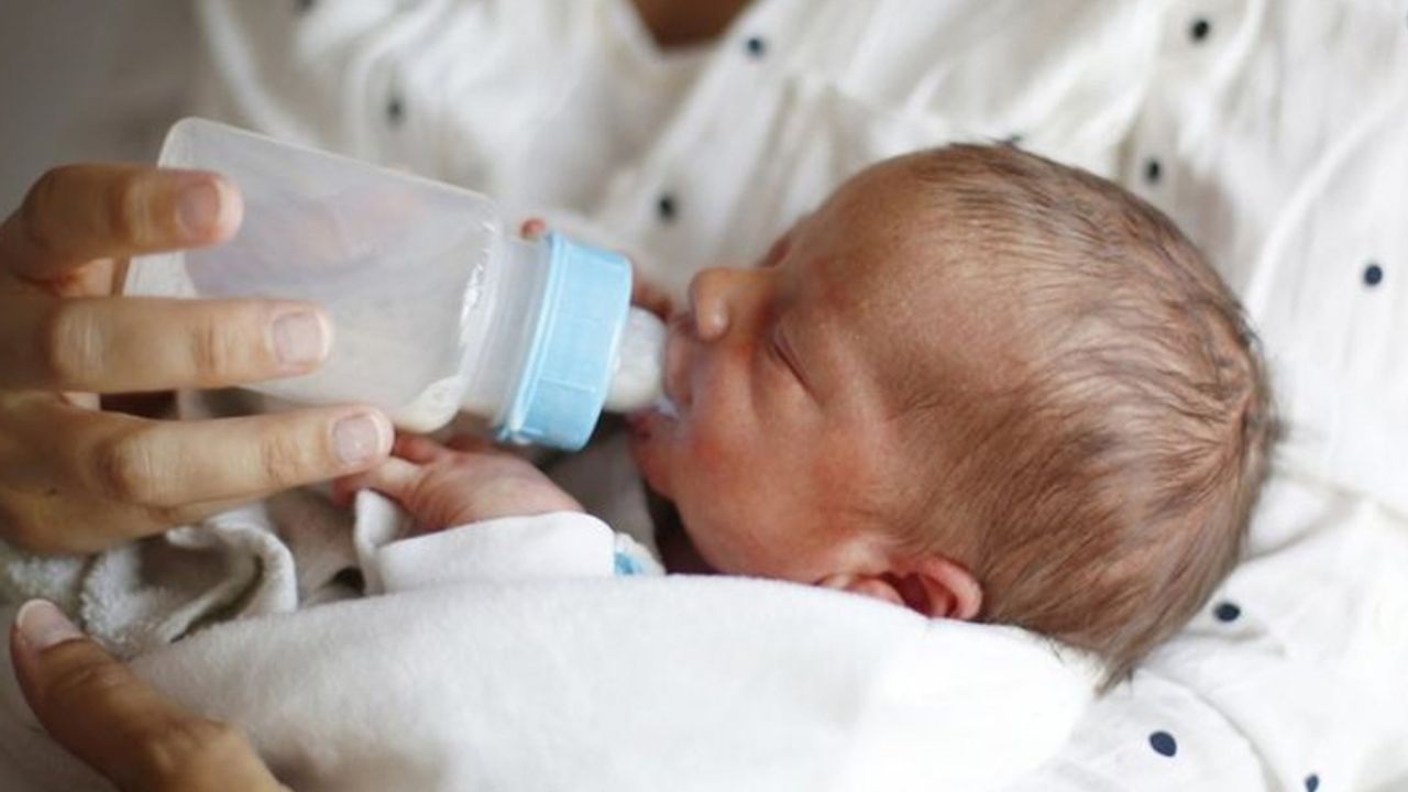 Biberonla beslenen bebekler her gün 'milyonlarca mikroplastik parçacık yutuyor'