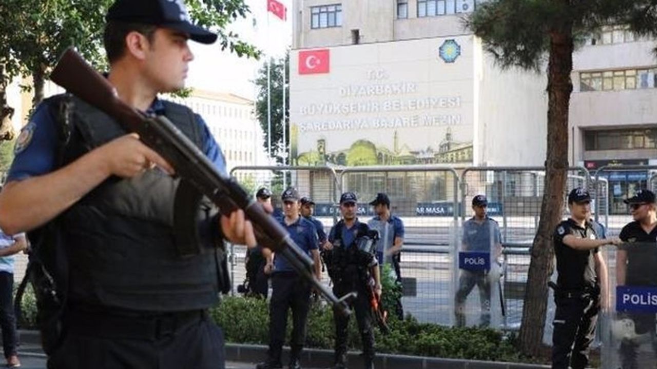 Diyarbakır Büyükşehir Belediyesi kayyımı 25 işçi ve memuru ihraç etti