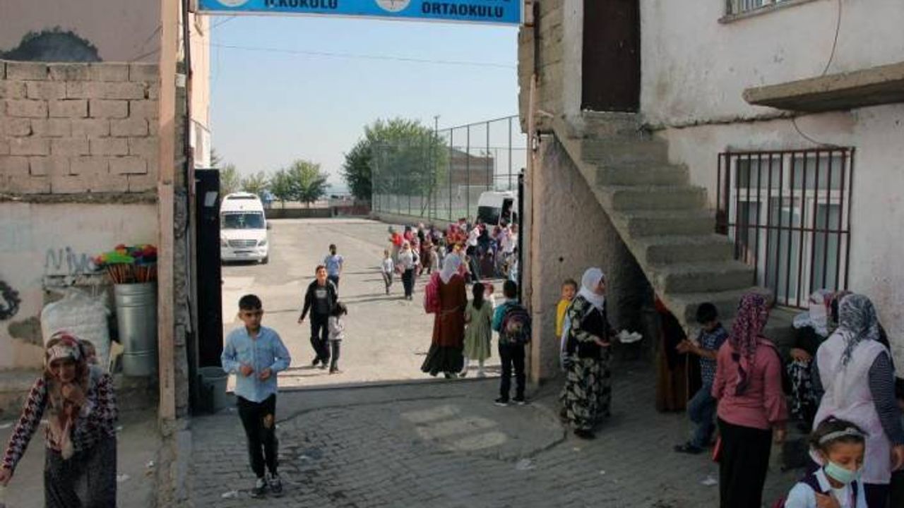 Diyarbakır’da öğrenciler yüksek servis ücretlerinden dolayı okula gidemiyor