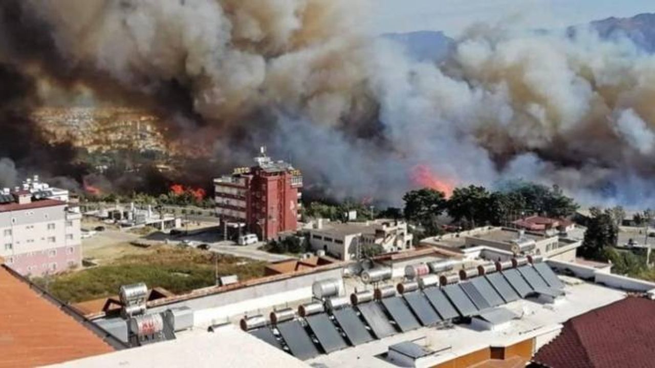 Hatay'daki orman yangını yerleşim yerlerine yaklaştı