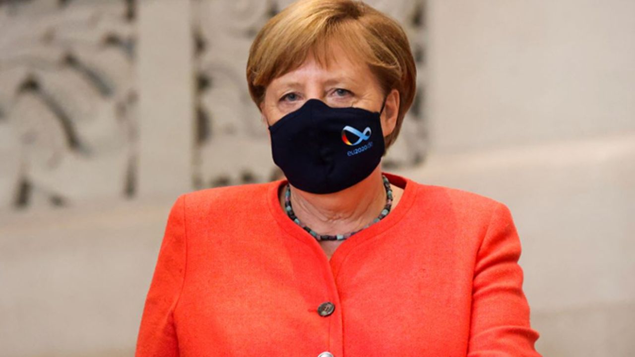 Merkel, AstraZeneca aşısı oldu