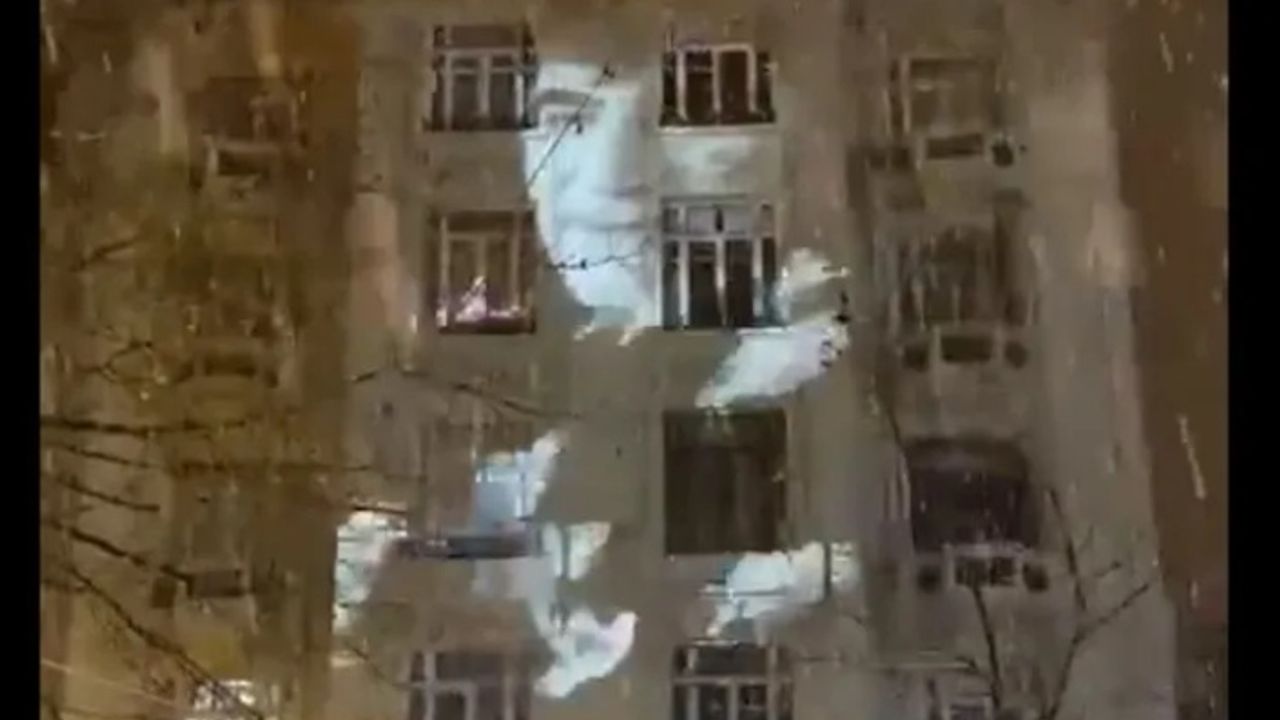 Hrant Dink'in önünde vurulduğu binanın duvarında güvercinler uçuyor