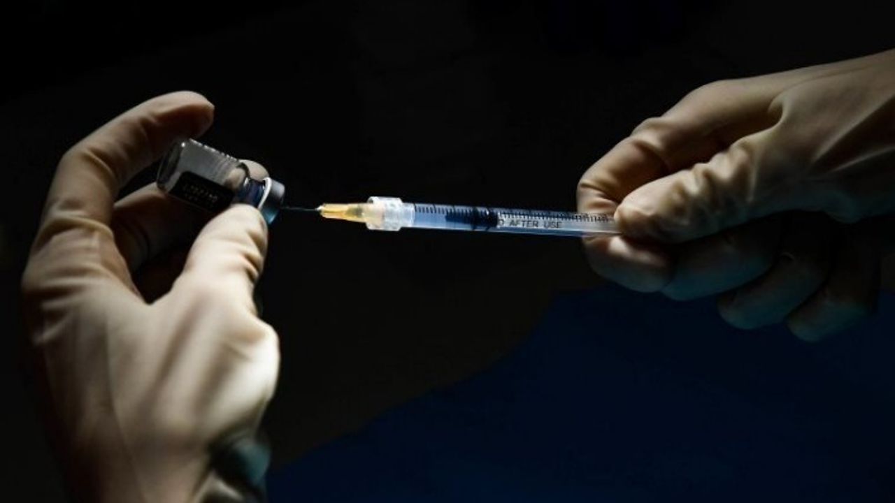 Avrupa'da Moderna aşısının 12 yaşa uygulanmasına onay
