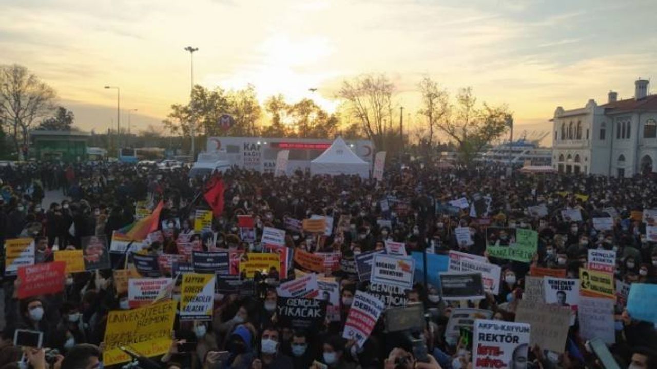 Kadıköy’de bir araya gelen binlerce öğrenciden kesintisiz eylem kararı