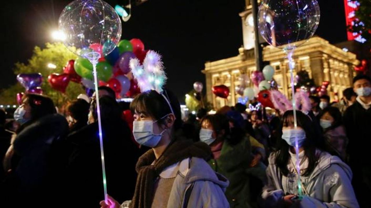Virüsün ilk çıktığı yer olan Vuhan'da yeni yıl kutlaması