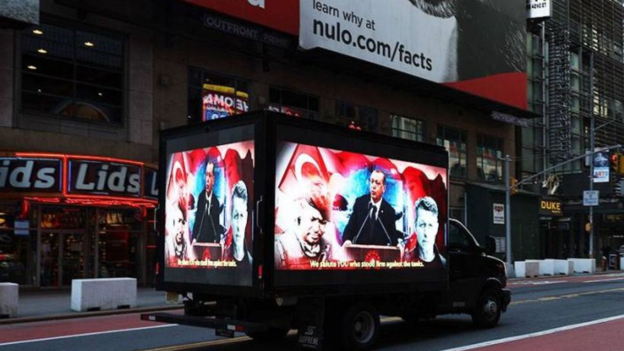 ABD'deki 'Stop Erdogan' reklamına karşılık Times Meydanı'nda 15 Temmuz'u anlatan dijital ekranlı kamyonet dolaştırıldı