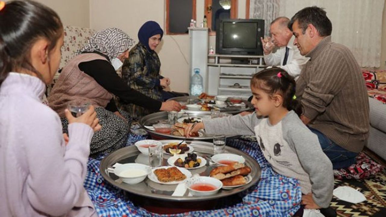 Toplu iftarlar yasaklanmıştı: Erdoğan 'yer sofralı' iftar davetinde