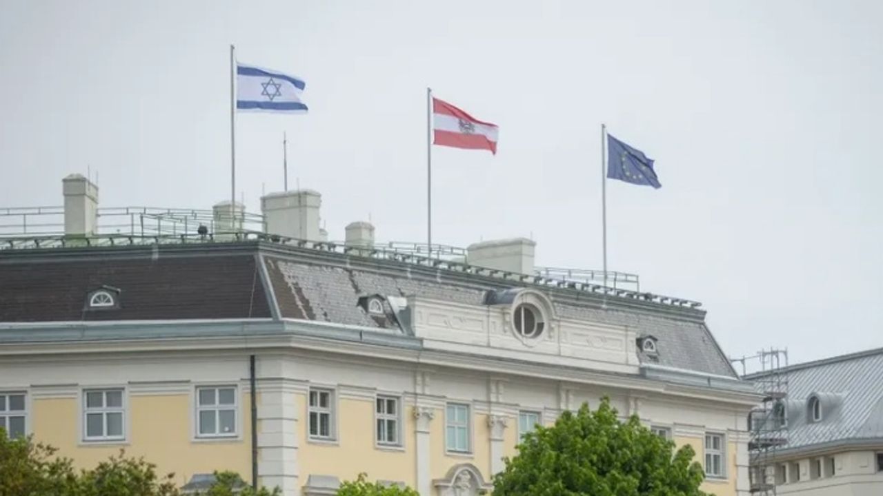 Avusturya'da başbakanlık binasına İsrail bayrağı çekildi