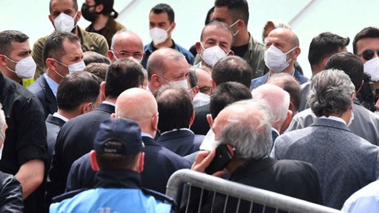 Erdoğan, kalabalık bir grupla Ümraniye Belediye Başkanı'nın babasının cenaze namazına katıldı