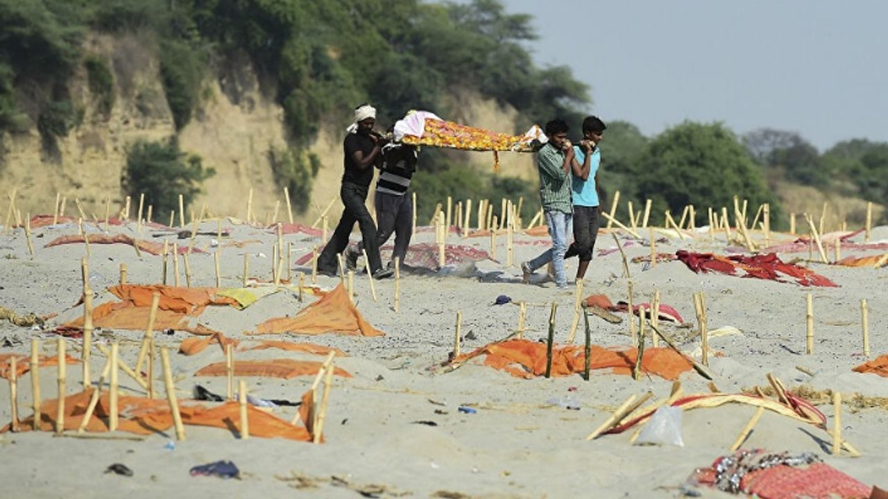 Ganj nehri kıyılarına gömülmüş yüzlerce ceset bulundu