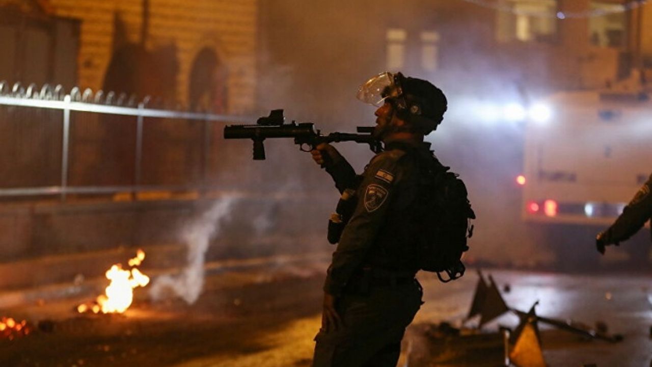 İsrail polisi, Filistinlilere ses bombalarıyla müdahale etti