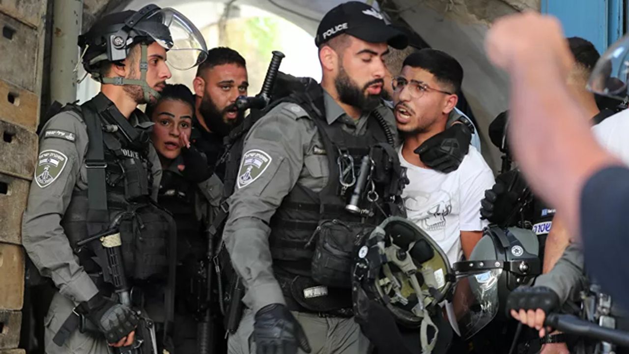 İsrail polisinden Filistinlilere plastik mermi ve ses bombalarıyla saldırı