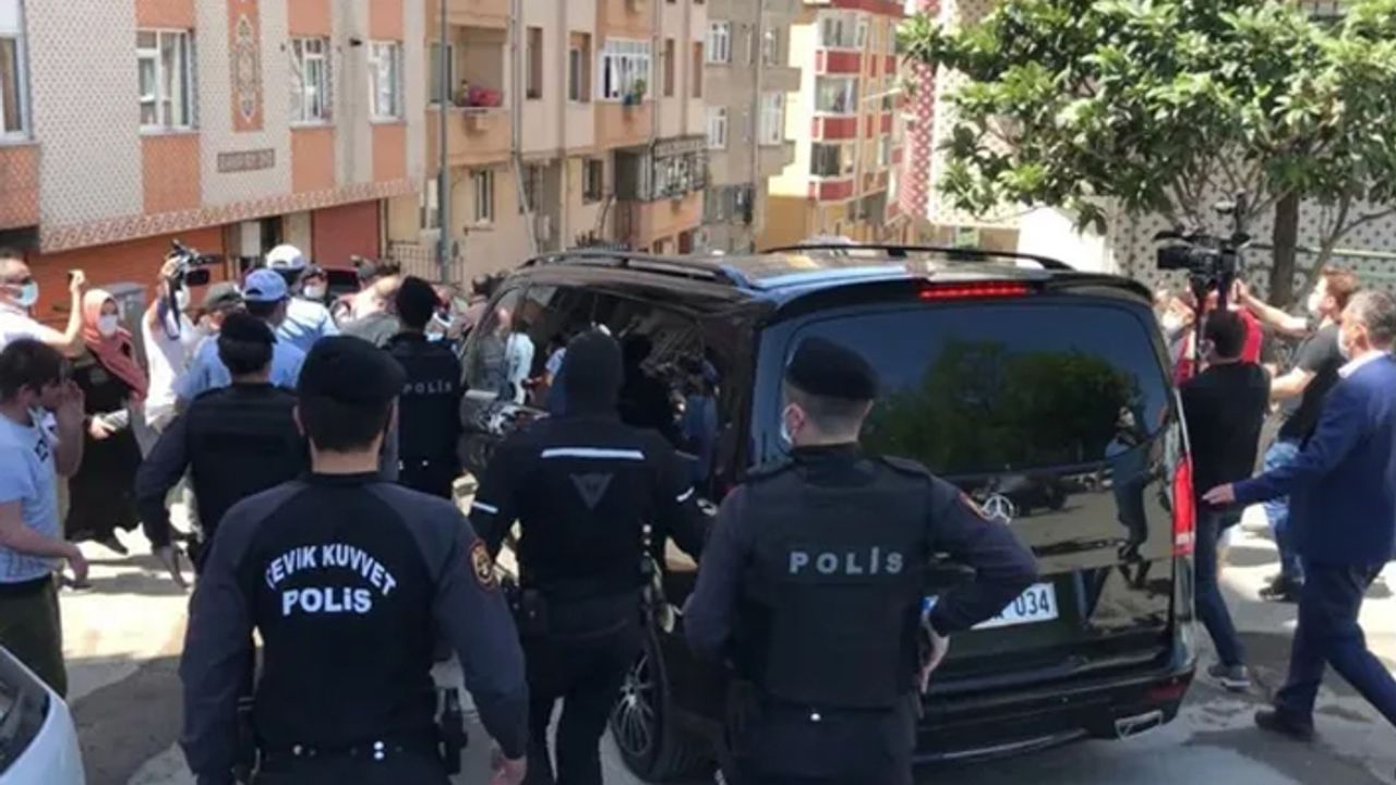 İstanbul Eyüp'te Ekrem İmamoğlu'nun aracını yumrukladılar