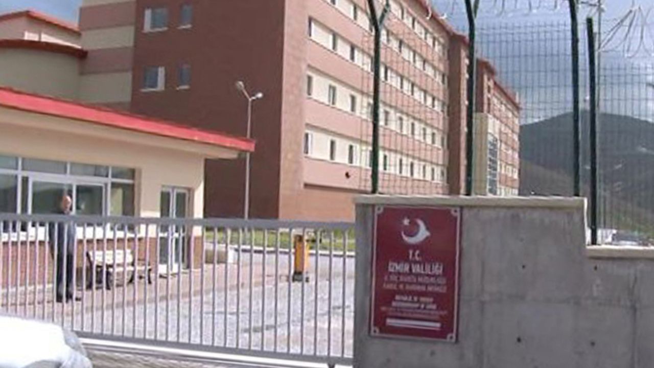 İzmir Harmandalı Geri Gönderme Merkezi'nde iki sığınmacı darp edildi, muayeneye kelepçeli götürüldü