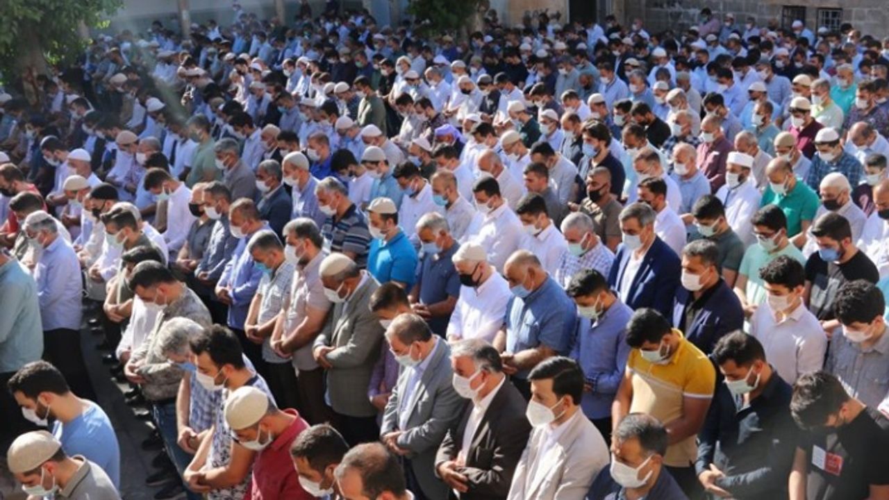 Koronavirüs nedeniyle ölen Risale-i Nur Cemaati'nin önde gelen isminin cenazesine yüzlerce kişi katıldı