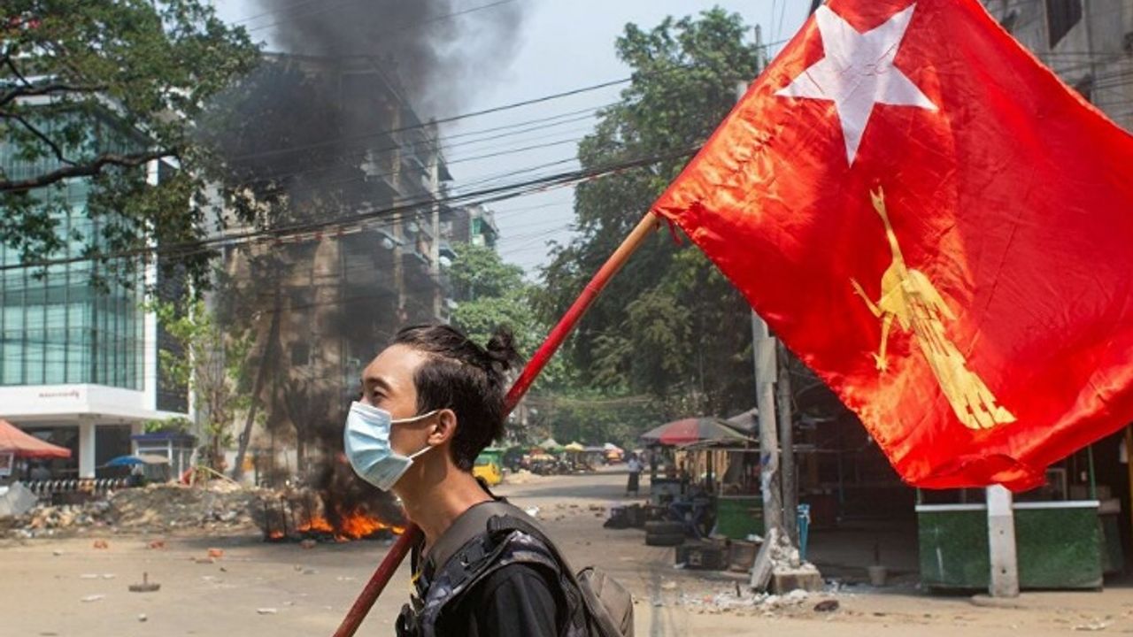 Myanmar'da isyancılar polis karakolunu ateşe verdi