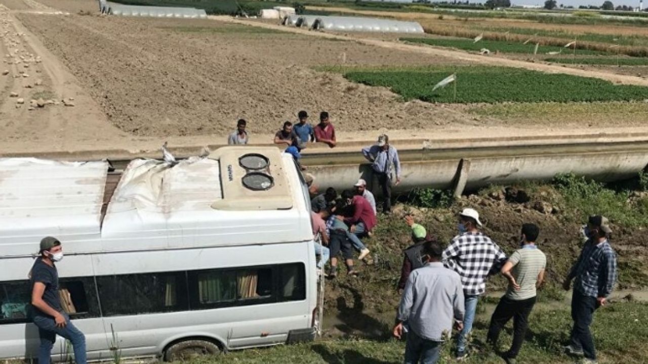 Tarım işçilerini taşıyan minibüs şarampole devrildi