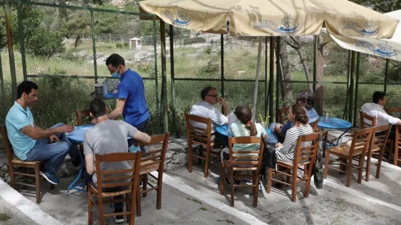 Yunanistan'da altı ay sonra kafe ve restoranlar açıldı