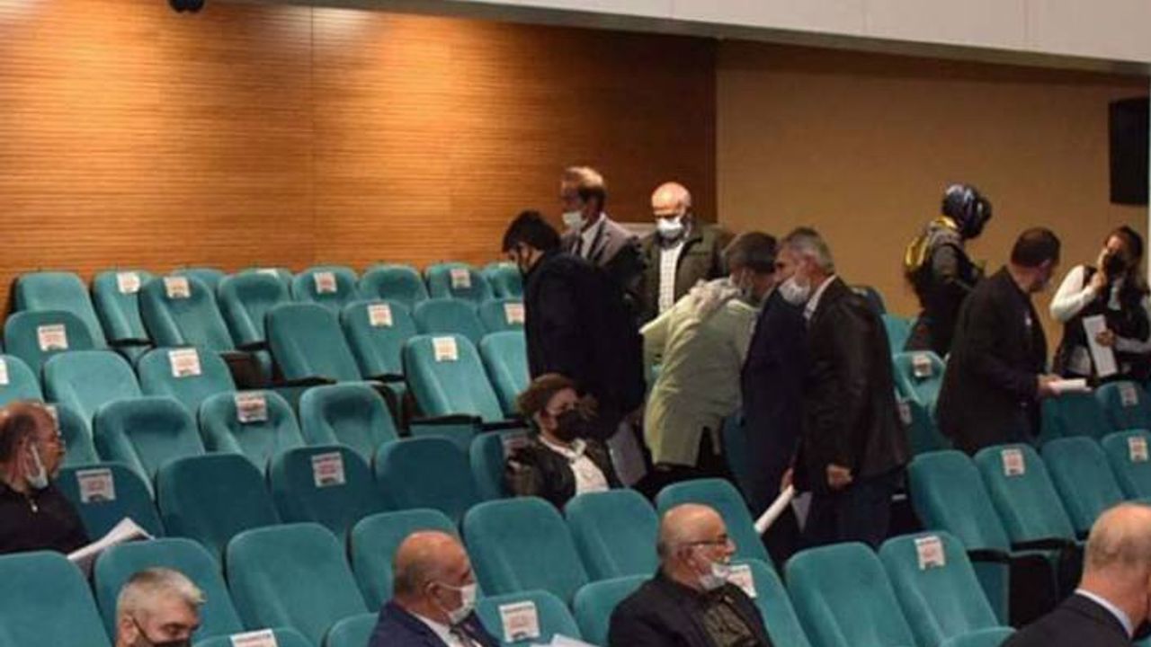 Atatürk'e saldırıları kınama bildirisine MHP'liler destek verince AKP’liler salonu terk etti