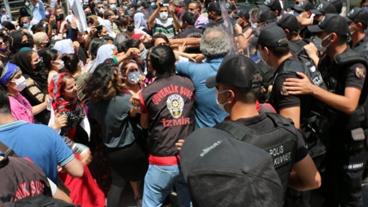 HDP önündeki çadırın kaldırılmasını isteyen kadınlara polis müdahalesi