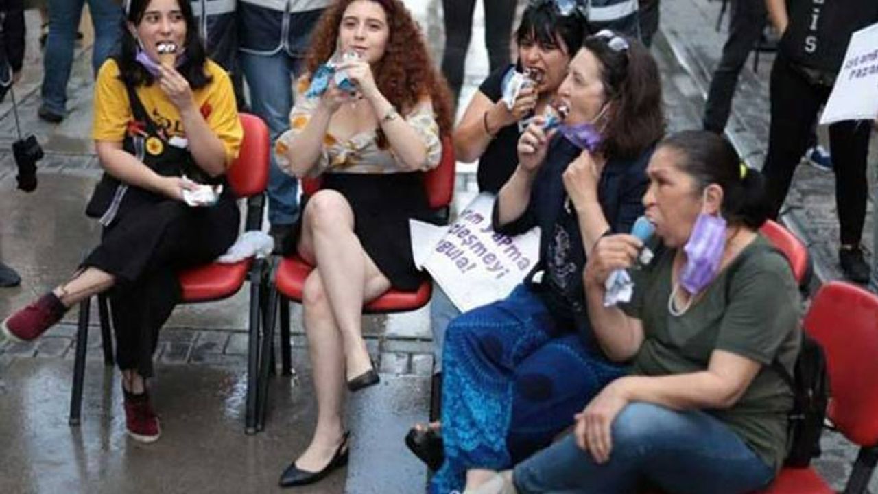 Kadınlar bacak bacak üstüne atıp dondurma yiyerek Cumhurbaşkanı Erdoğan’ı protesto etti