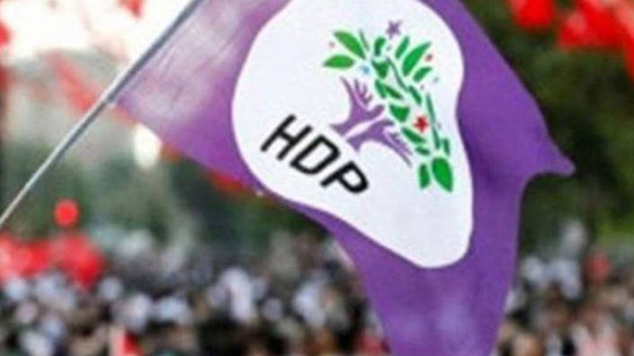 Polis, açıklama yapmak isteyen vekillere saldırdı