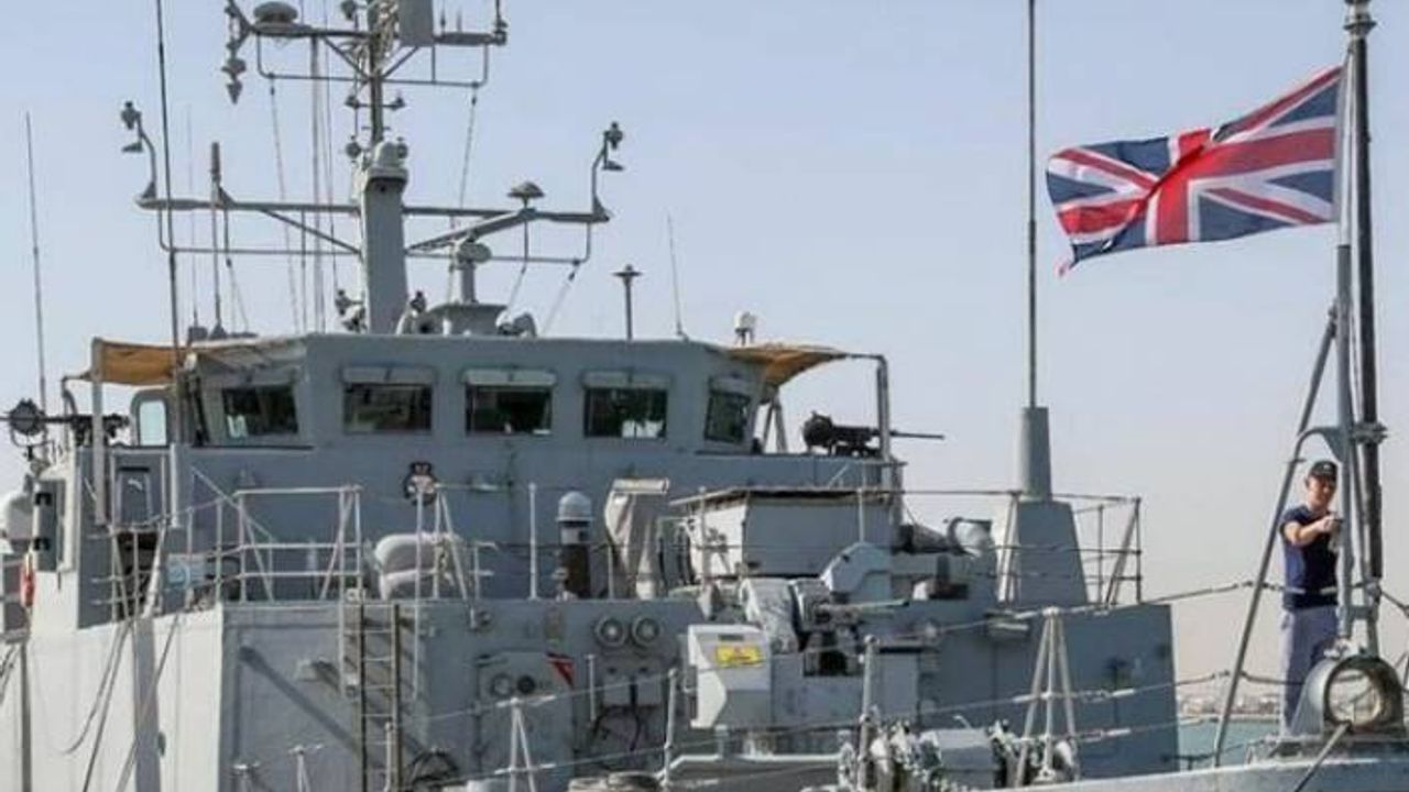 Rusya, İngiliz savaş gemisine ateş açtı