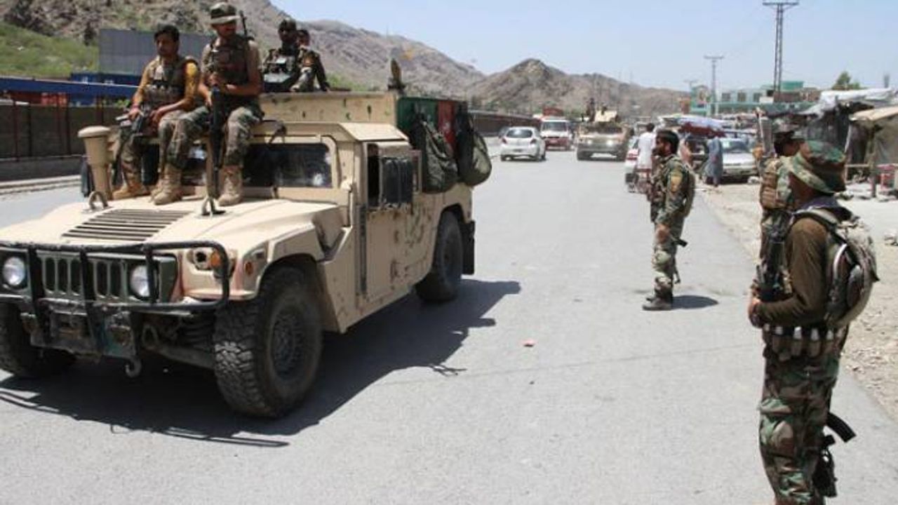 Taliban, Afganistan'daki üç büyük kentin etrafını kuşattı
