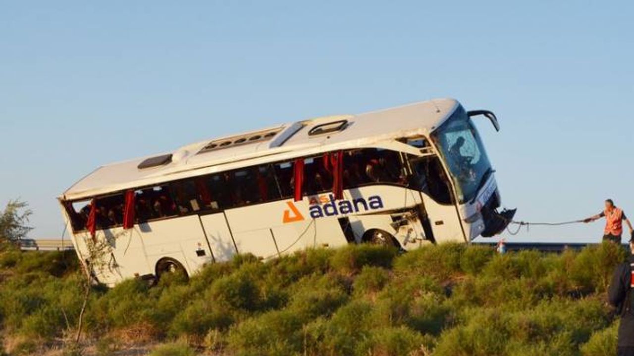 Aksaray'da yolcu otobüsü devrildi, 22 kişi yaralandı