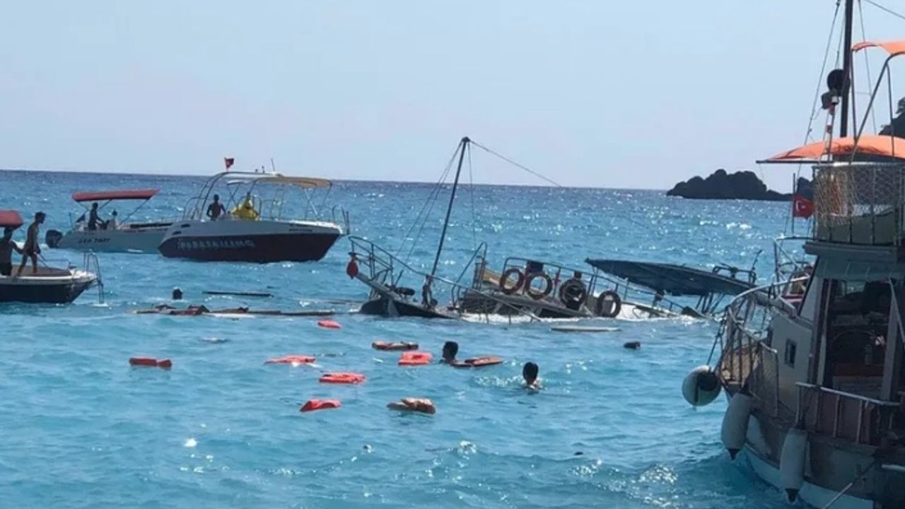 Fethiye'de tur teknesi battı