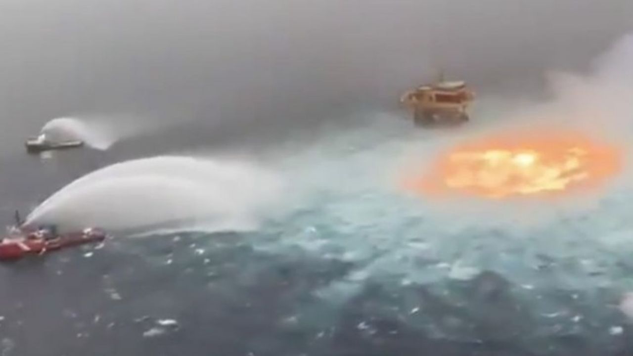 Petrol sahası yakınındaki sızıntı sonucu okyanus yüzeyi alev aldı
