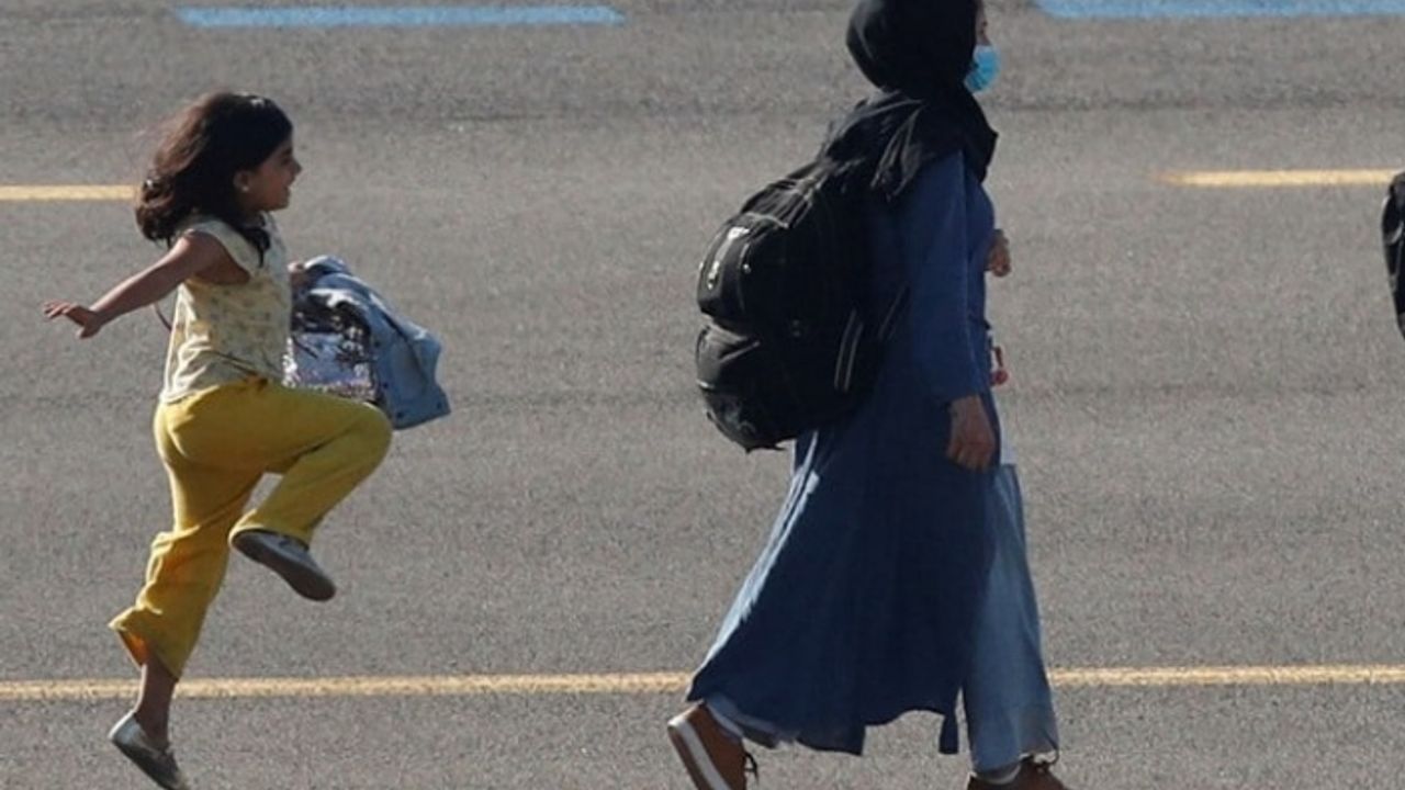 Afgan çocuğun havalimanındaki ‘neşeli ayakları’ viral oldu