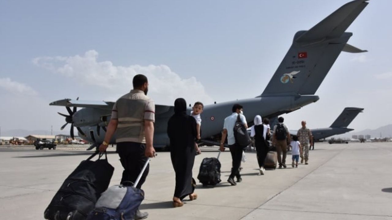Taliban: Afganların Kabil Havalimanı'na gitmesine artık izin vermeyeceğiz