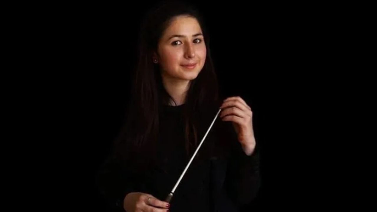 Afganistan’ın ilk kadın orkestra şefi ülkesinden ayrıldı