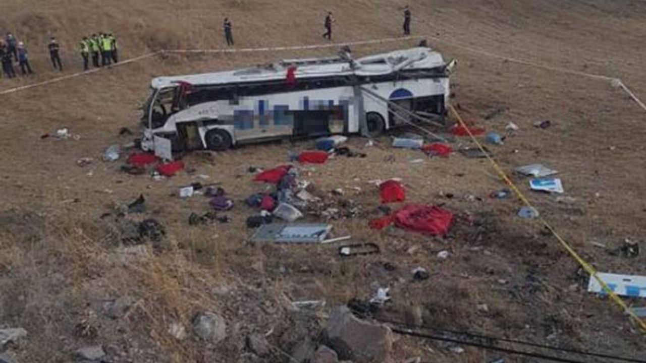 Balıkesir'de yolcu otobüsü takla attı: 14 kişi yaşamını yitirdi, 18 yaralı