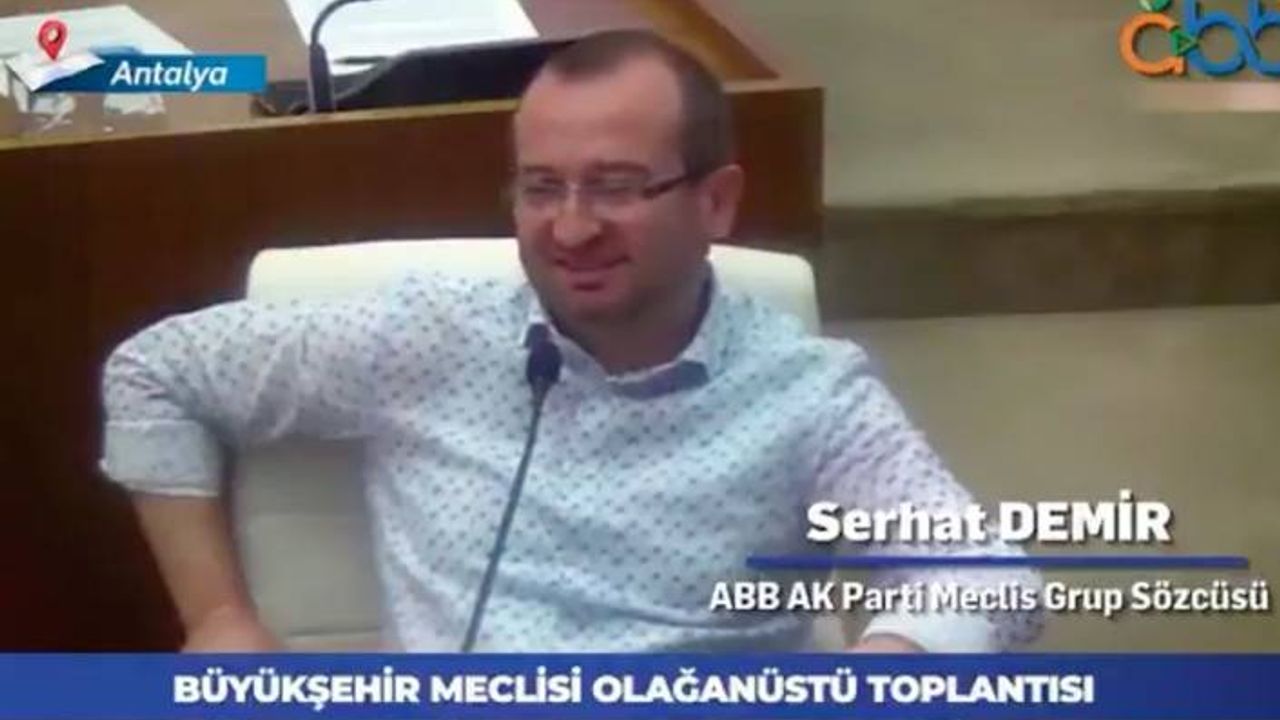 Belediye Başkanı Böcek yaşadıklarını anlatırken AKP sözcüsü kıkır kıkır gülüyor
