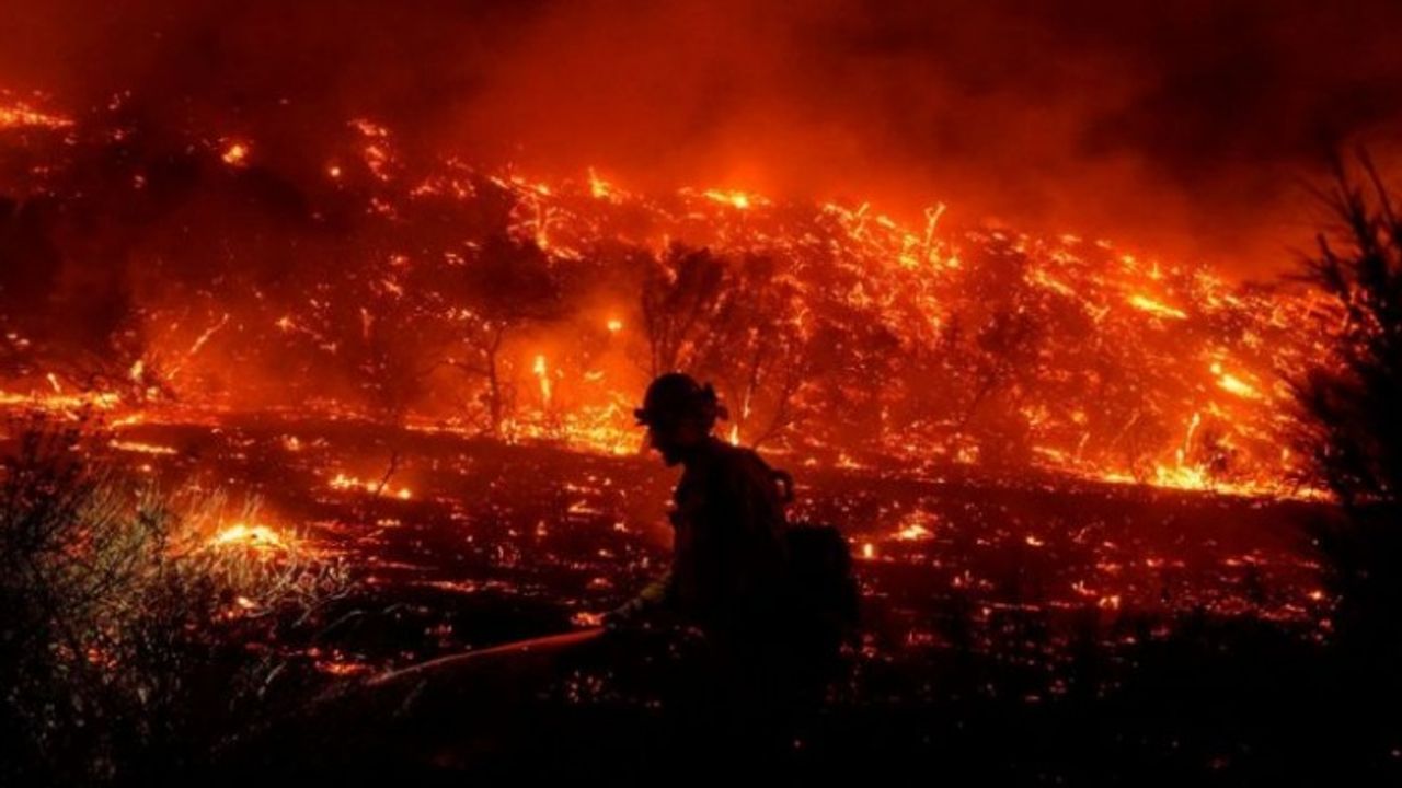 California tarihi büyüklükteki orman yangınıyla mücadele ediyor