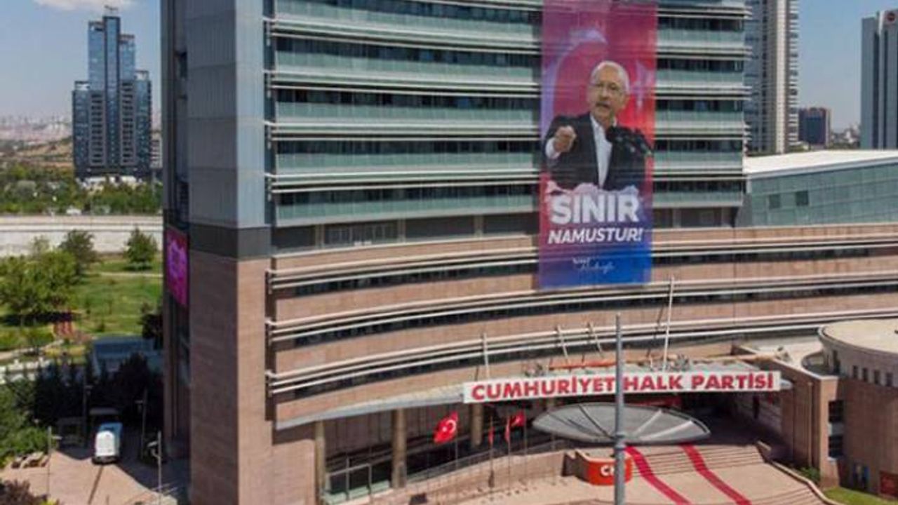 CHP Genel Merkezi'ne 'Sınır namustur' pankartı asıldı