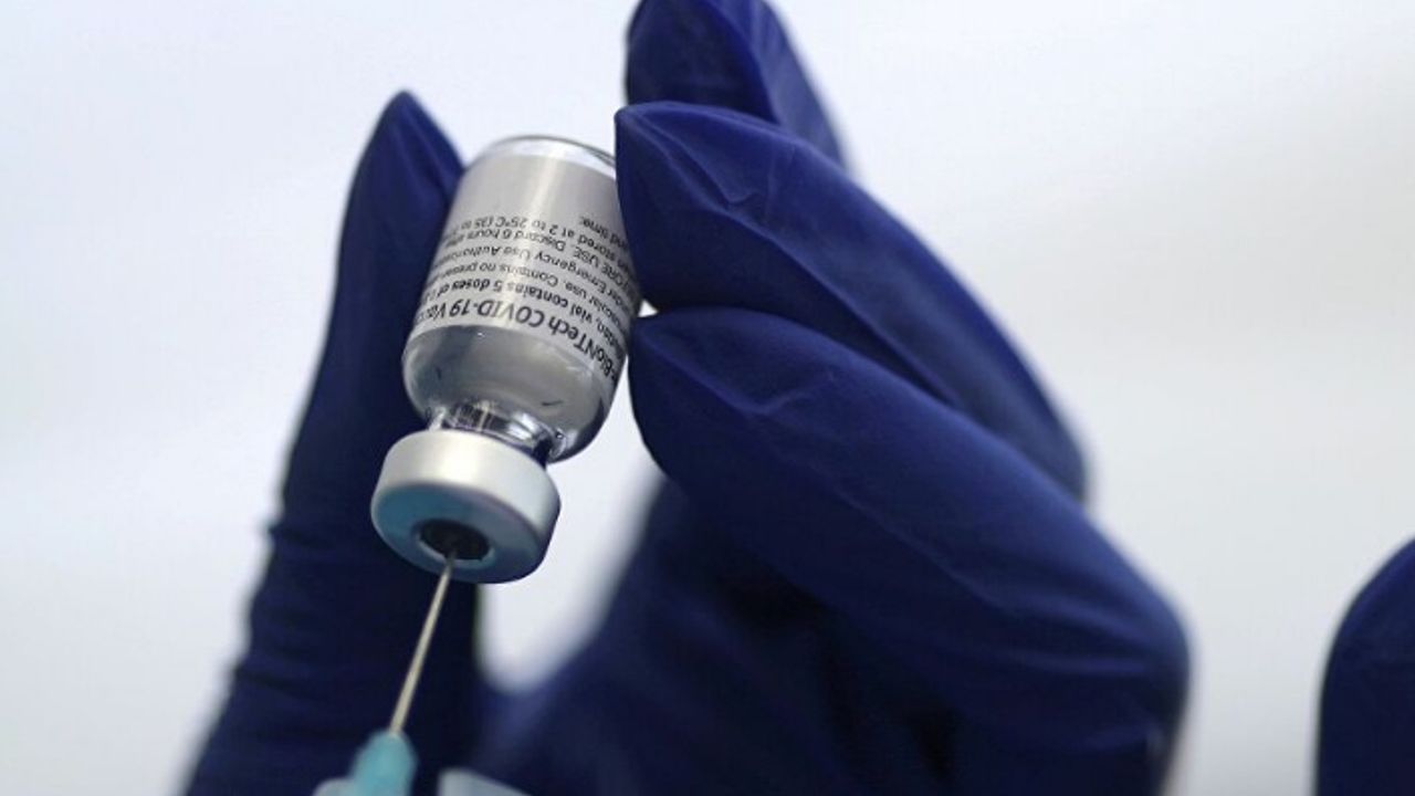 Koronavirüs'e karşı iki doz aşı yaptıranların testinin pozitif çıkma riski aşısızlardan üç kat düşük