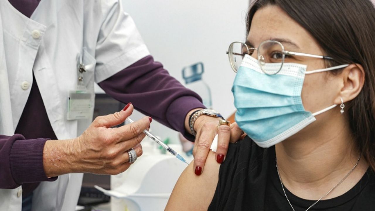 İsrail’de 30 yaş üstü kişilere de üçüncü doz Covid-19 aşısı yapılacak