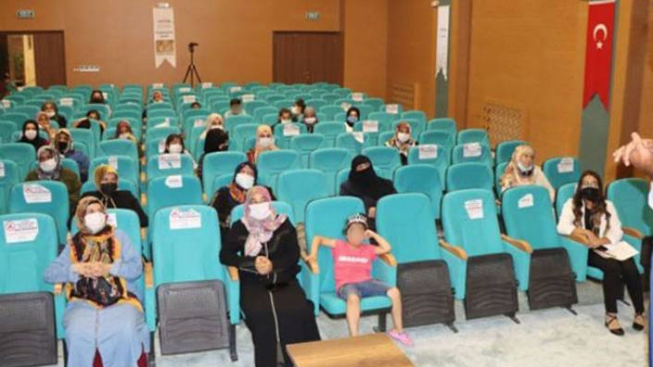 Kadınlara erkeğe 'itaat edin' eğitimi