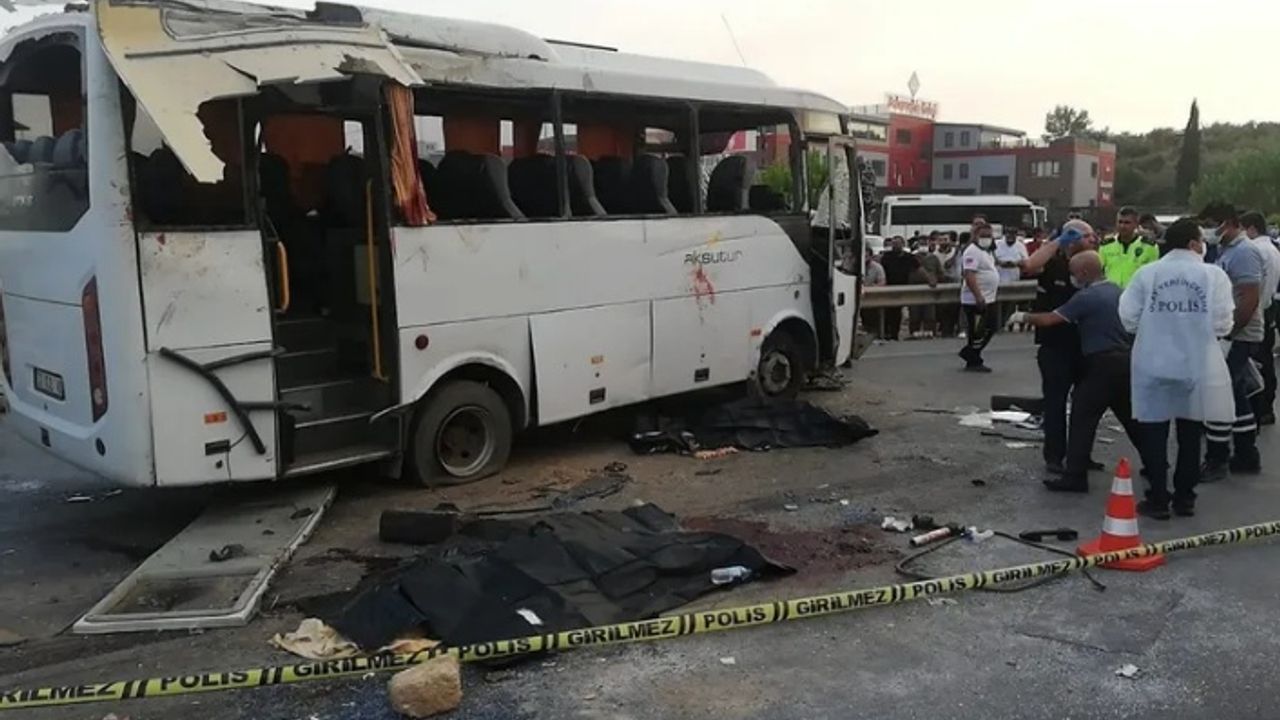 Manavgat'ta tur midibüsü devrildi: 3 ölü, 16 yaralı