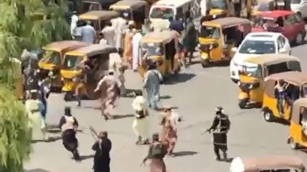 Taliban bayrağını indiren eylemcilere ateş açıldı