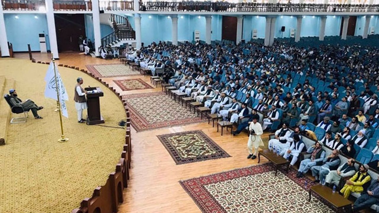 Taliban'dan eğitim açıklaması: Kadınlar üniversiteye gidebilecek ancak erkeklerle aynı sınıfta olamayacak
