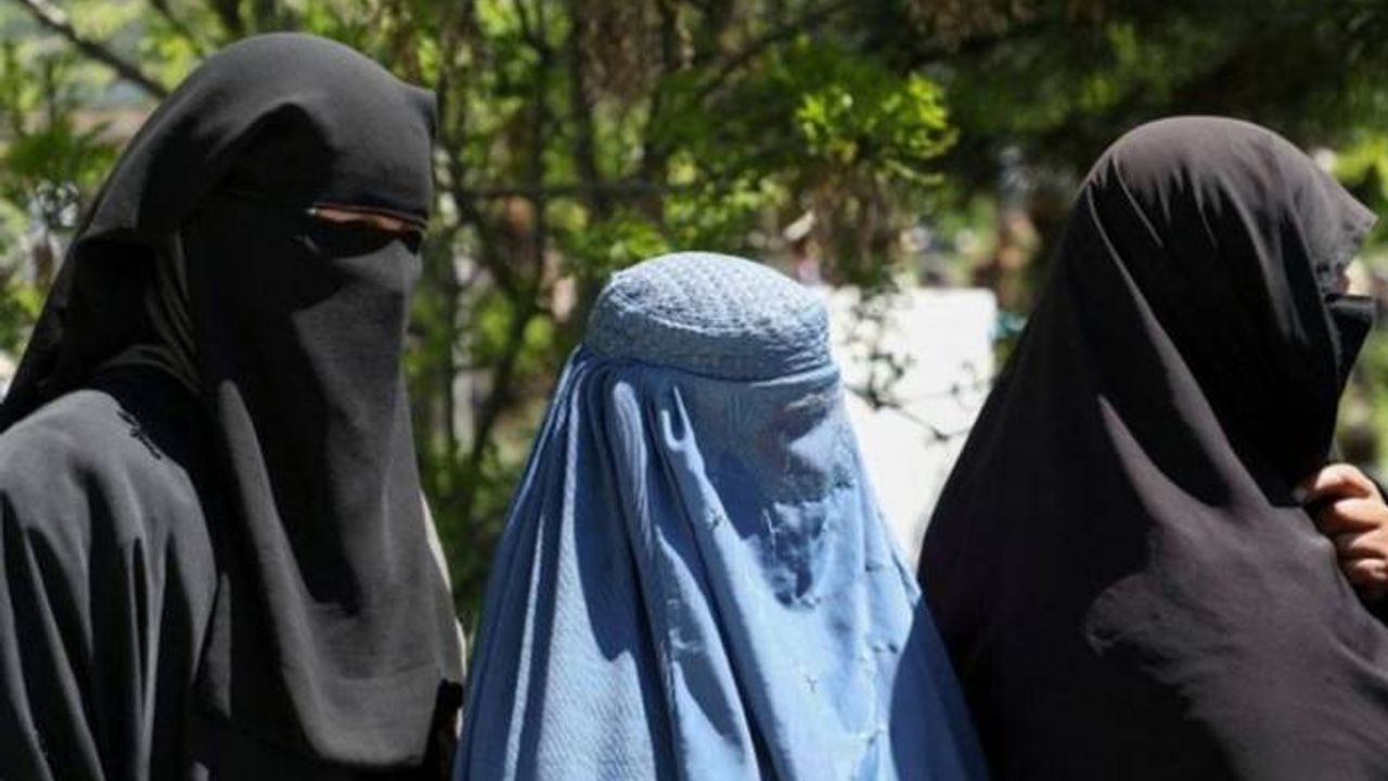 Taliban: Güçlerimiz kadınlarla nasıl konuşulacağını bilmiyor, geçici bir süre evden çıkmayın