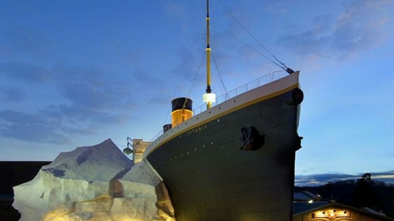 Titanik Müzesi'ndeki buzdağı, ziyaretçilerin üzerine devrildi