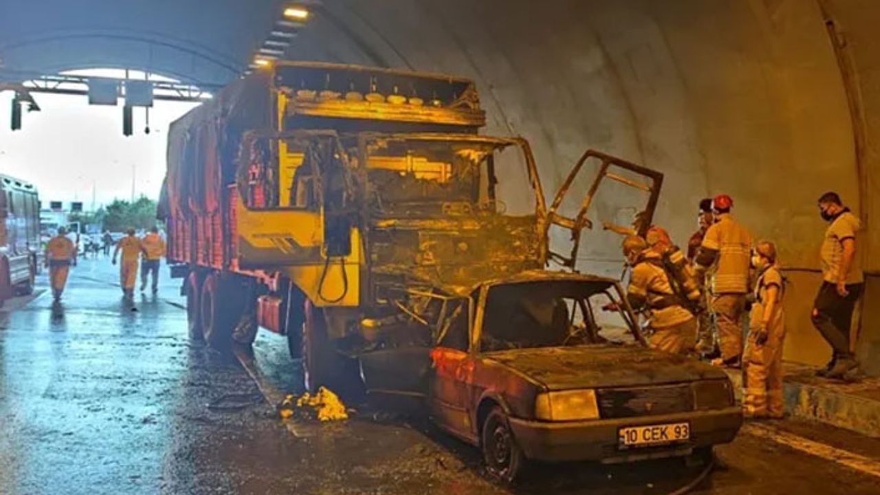 Tünelde kamyonun çarptığı otomobil alev aldı: 4 kişi hayatını kaybetti