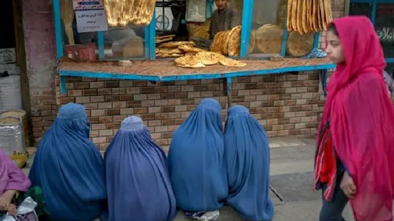 Afganistan'da yeni eğitim döneminde, kız öğrenciler ortaokula geri dönemeyecek