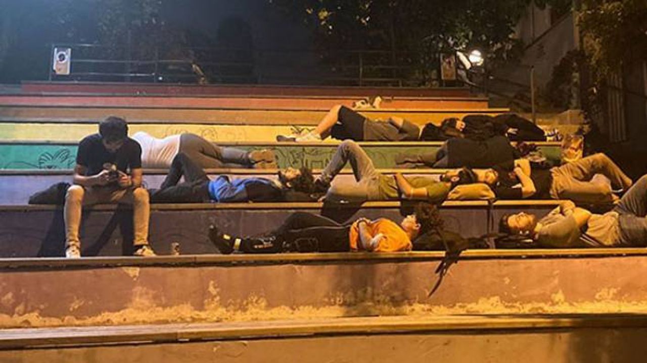 'Barınamıyoruz' diyen öğrencilerden eylem: Parkta yattılar