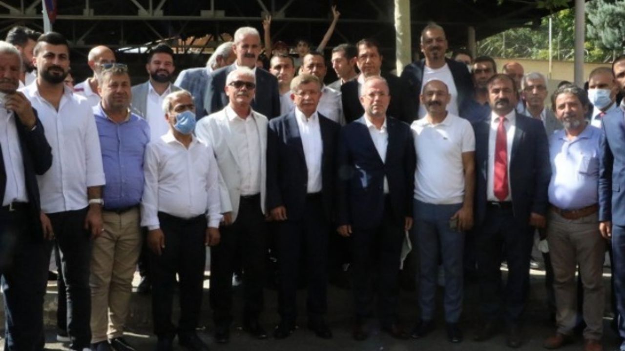 Davutoğlu, Diyarbakır 5 Nolu Cezaevi'nin önünde konuştu: Kayyımlar utanç tablosu